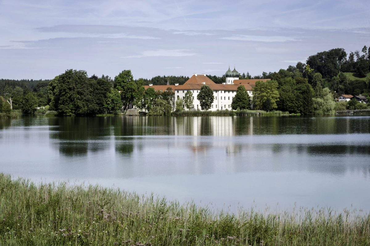Die Fotos dürfen ausschließlich für PR- und Marketingmaßnahmen des KLOSTER SEEON - Kultur- und Bildungszentrum des Bezirks Oberbayern - Klosterweg 1 - D-83370 Seeon verwendet werden. Jegliche Nutzung Dritter ist mit dem Bildautor (www.guenterstandl.de) gesondert zu vereinbaren.